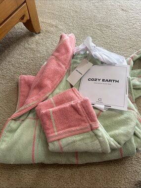 Cozy Earth window pane resort short robe. NWT.  Size Xs.